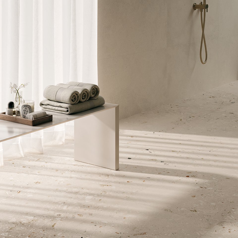 #Koupelna #Obchody a restaurace #Obytné prostory #Terasy a balkony #Venkovní dlažby 2 cm #beton #Moderní styl #béžová #šedá #Extra velký formát #Tloušťka 2 cm na terče #Velký formát #1500 a výše